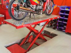 Bàn nâng sửa chữa giúp việc bảo hành bảo dưỡng xe gắn máy trở nên nhẹ nhàng hơn, an toàn hơn.