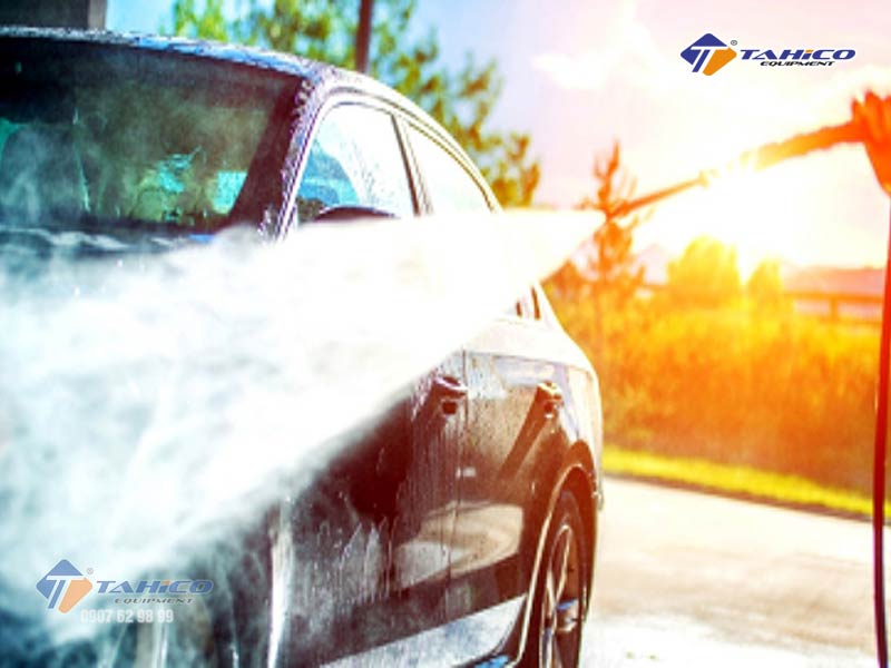 Rửa xe ô tô tại nhà nên tránh rửa dưới nắng