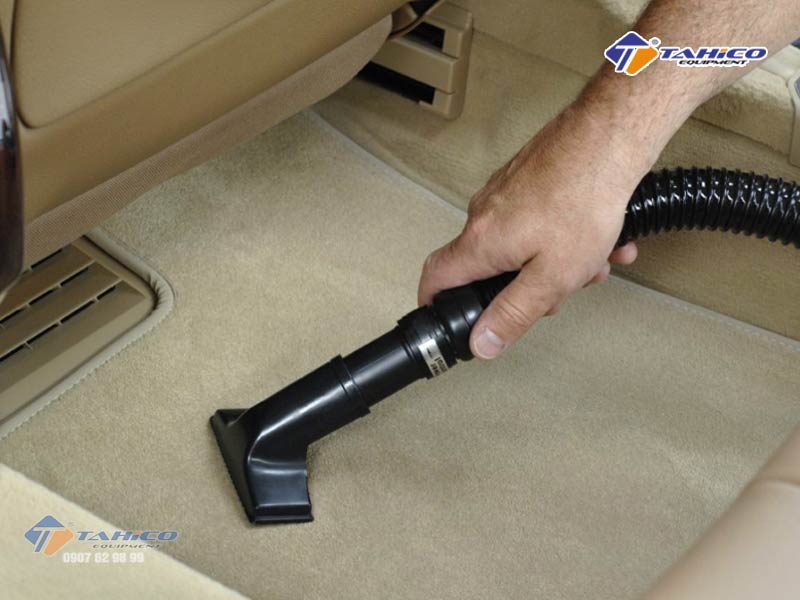 Cách vệ sinh nội thất ô tô nên hút bụi tại sàn xe sau đó xịt hóa chất làm sạch và lau chùi sạch sẽ