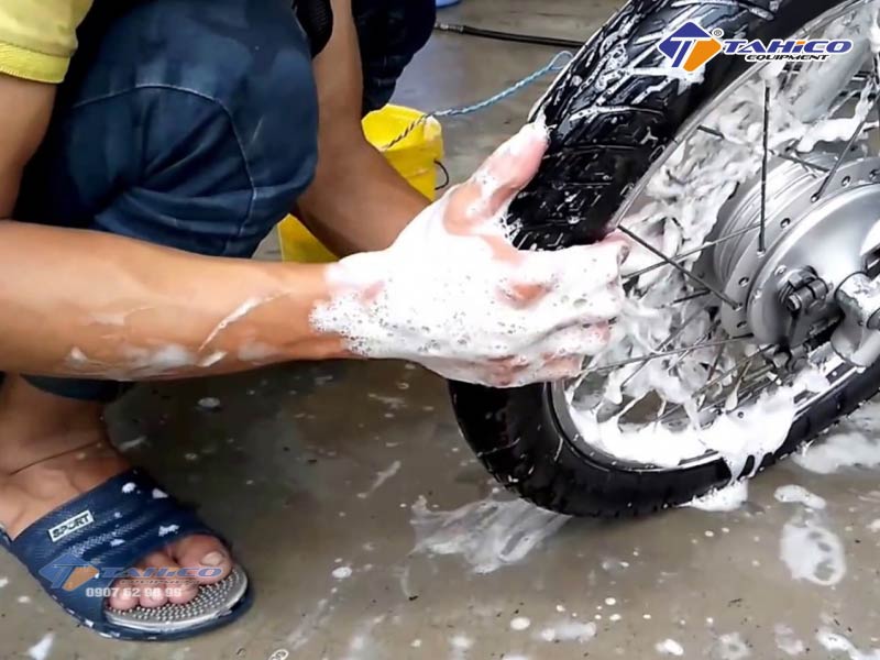 Sử dụng dụng cụ rửa xe là bàn chải để cọ rửa cho xe kết hợp với khăn mềm, đề làm sạch từng phần bánh và gầm xe