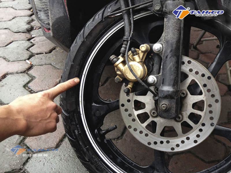 Trước khi rửa xe nên kiểm tra xe, đặc biệt là lốp xe, không để quá non hơi