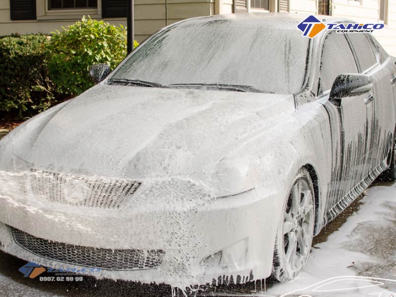 Trong quy trình rửa xe ô tô chuyên nghiệp nên phun hóa chất bọt tuyết lên bề mặt xe ô tô