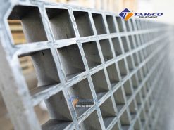 Tấm lướt lót sàn composite có tỉ lệ phần % sợi thủy tinh cao cộng với các loại nhựa có đặc tính chống săn mòn, nên khi sử dụng trong môi trường axit, muối, kiềm