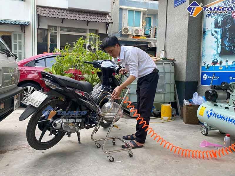 binh-hut-nhot-xe-may-mica-5-lit