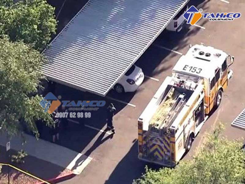  Lực lượng cứu hỏa tại hiện trường bé gái tử vong trong xe ở khu chung cư thành phố Glendale, bang Arizona, Mỹ hôm 22/4. (Ảnh: ABC)