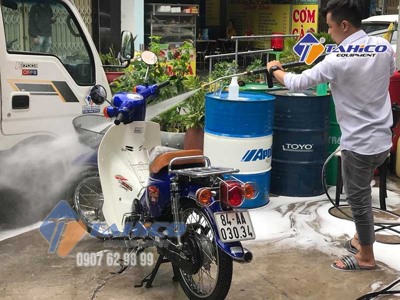 Nhân viên kinh doanh dùng máy rửa xe cao áp để rửa xe máy