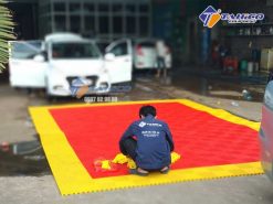 Nhân viên Tahico đang lắp đặt tấm lót sàn cho tiệm rửa xe