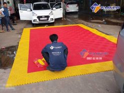 Nhân viên Tahico đang lắp đặt cho tiệm rửa xe