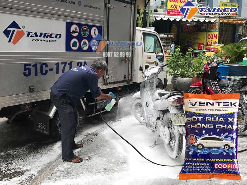 Rửa xe máy bằng bột không chạm