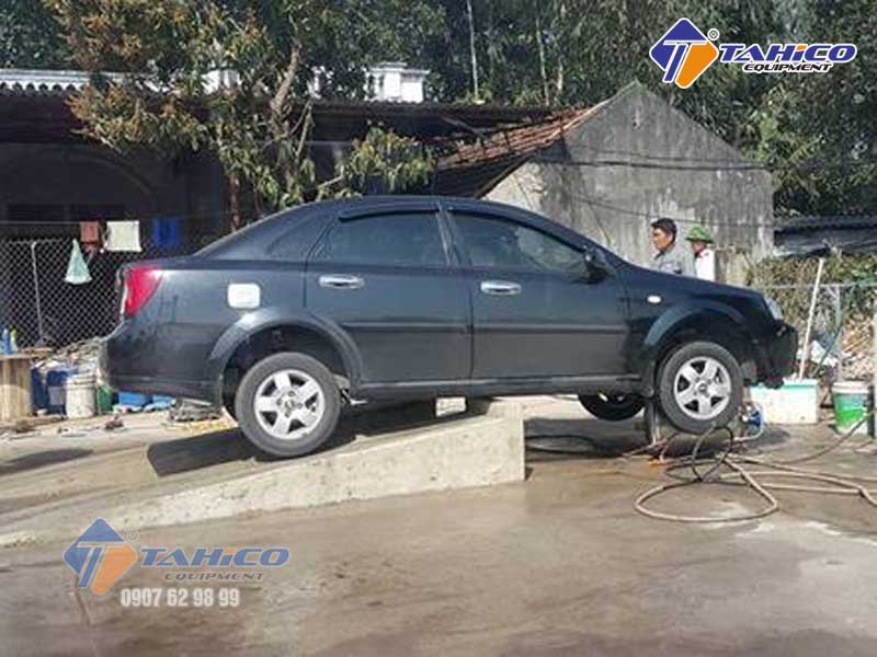 Việc đánh xe lên bệ bê tông rửa xe cũng khá nguy hiểm nếu người lái xe không cẩn thận