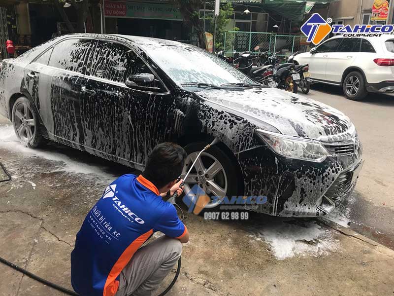 Sử dụng máy rửa xe để vệ sinh ô tô