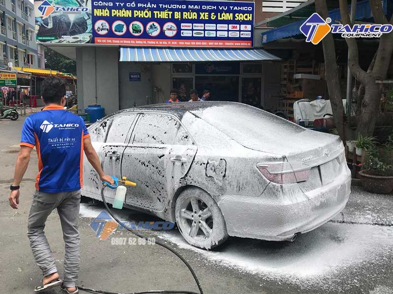 Sử dụng dung dịch rửa xe không chạm để vệ sinh ô tô