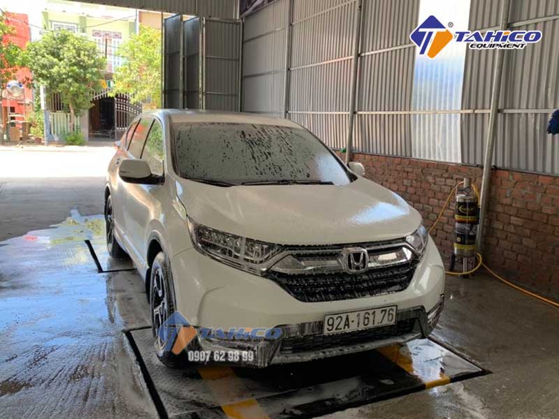 Rửa xe ô tô với dung dịch rửa xe không chạm