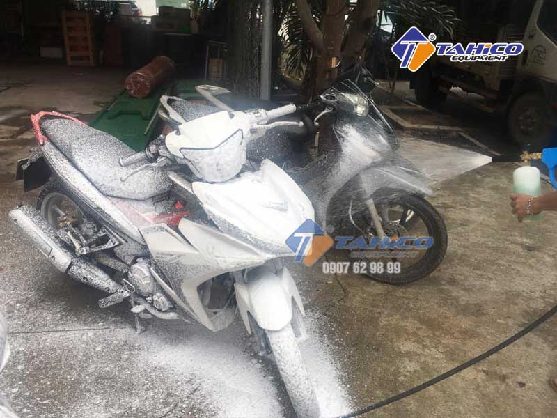 Rửa xe máy với bột không chạm 