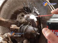 Xịt thẳng vào bề mặt cần tẩy gỉ sét và bảo vệ