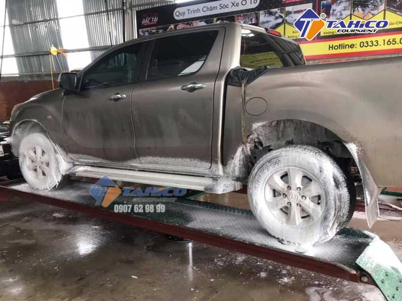 Phun bọt tuyết rửa xe ô tô