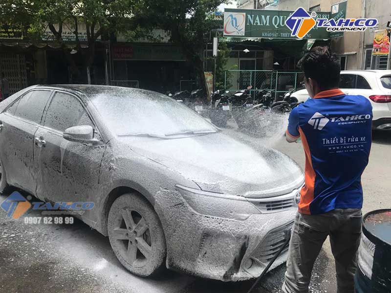 Rửa xe bọt tuyết xe ô tô